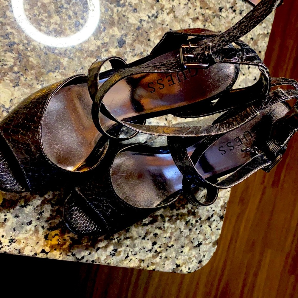 Women’s GUESS Black wedges